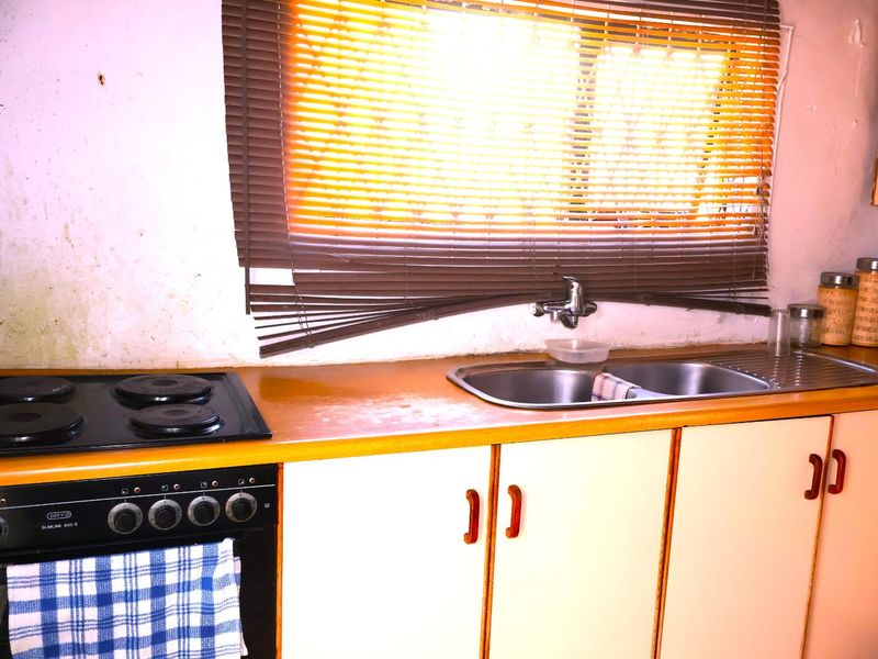 Family Home & Investment in One – 2 Bedroom House with 3 Flats in Mdantsane nu 6 - Photo 8
