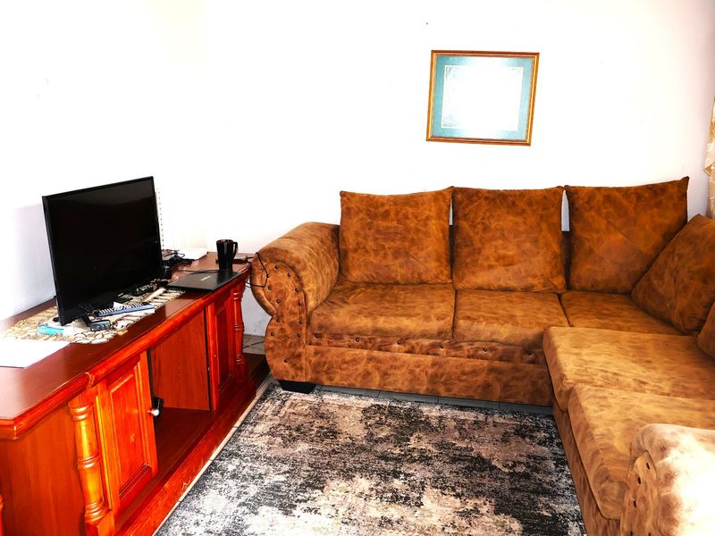 Family Home & Investment in One – 2 Bedroom House with 3 Flats in Mdantsane nu 6 - Photo 4