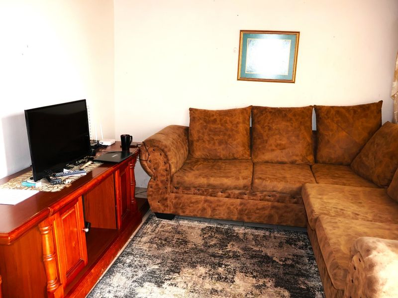 Family Home & Investment in One – 2 Bedroom House with 3 Flats in Mdantsane nu 6 - Photo 3