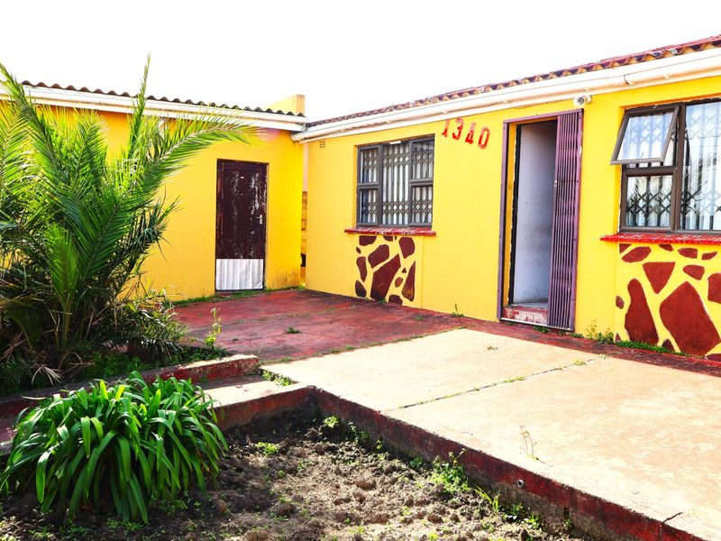 Family Home & Investment in One – 2 Bedroom House with 3 Flats in Mdantsane nu 6 - Photo 2