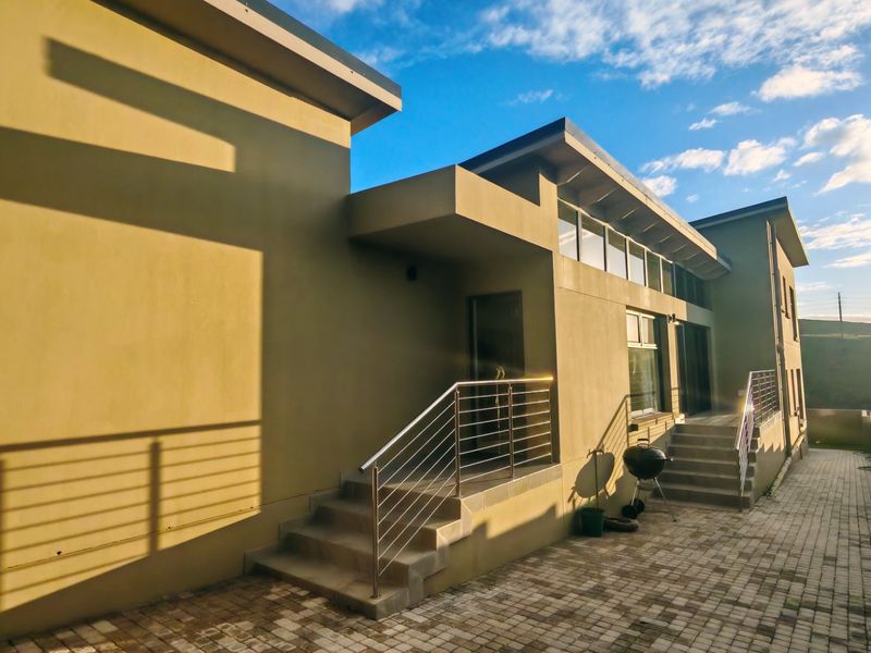 Elegant Family Duet with Scenic Views & Style! - Photo 1