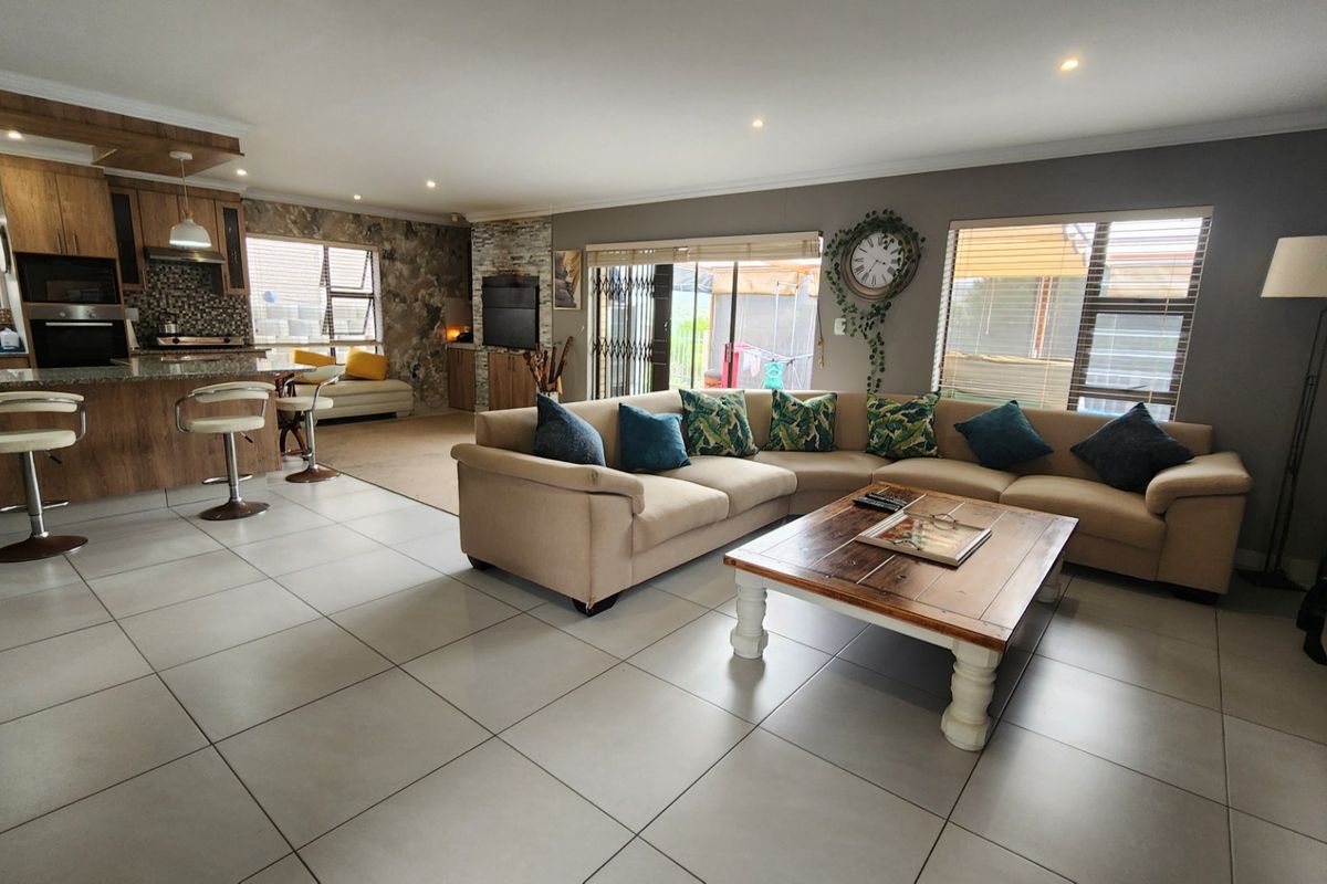 Beautiful Freestanding House... Ready to Move In... Enjoy Living in Comfort !!! - Photo 3