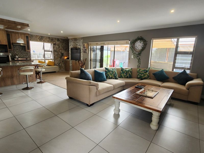 Beautiful Freestanding House... Ready to Move In... Enjoy Living in Comfort !!! - Photo 3