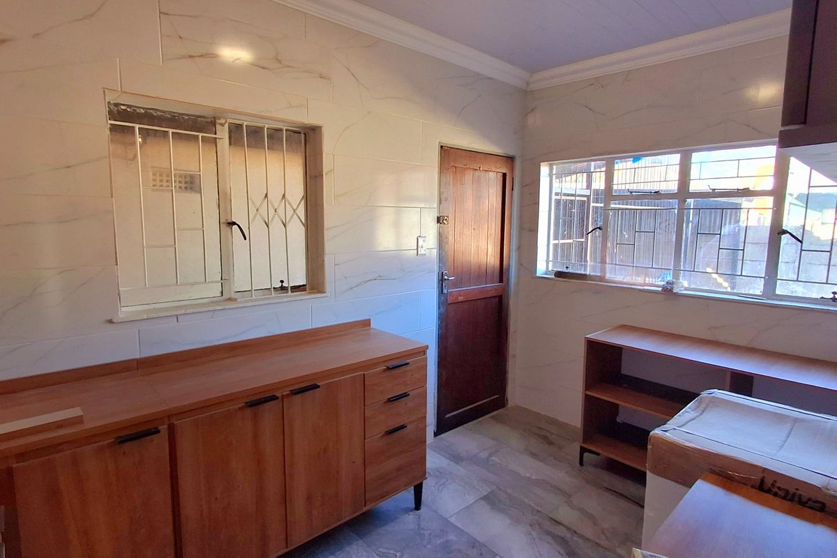 Newly Renovated 3-Bedroom Home – Walk to Schools & Town - Photo 2