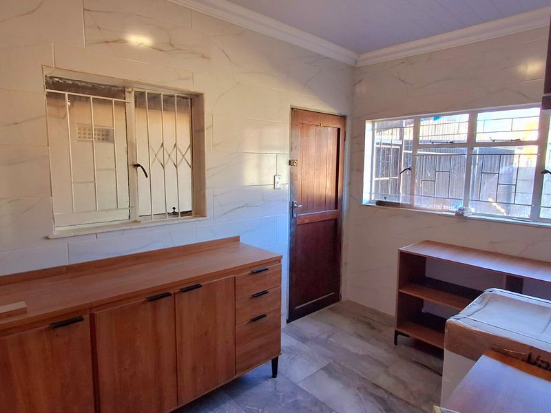 Newly Renovated 3-Bedroom Home – Walk to Schools & Town - Photo 2