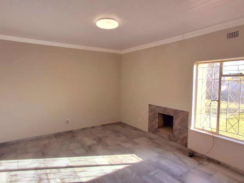 Newly Renovated 3-Bedroom Home – Walk to Schools & Town - Photo 3