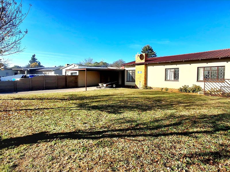 Newly Renovated 3-Bedroom Home – Walk to Schools & Town - Photo 1