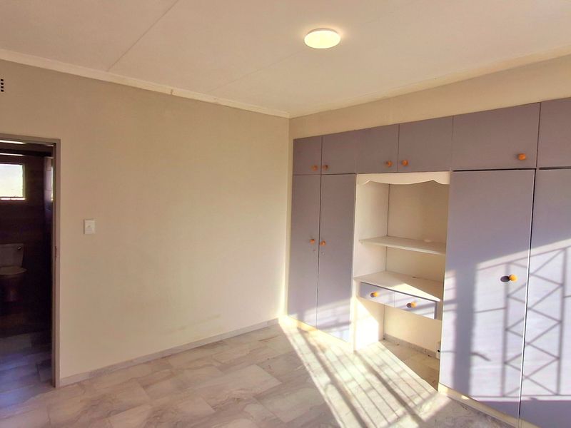Newly Renovated 3-Bedroom Home – Walk to Schools & Town - Photo 9