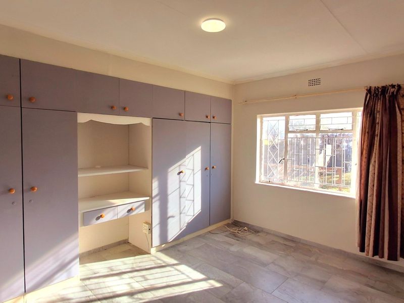 Newly Renovated 3-Bedroom Home – Walk to Schools & Town - Photo 8