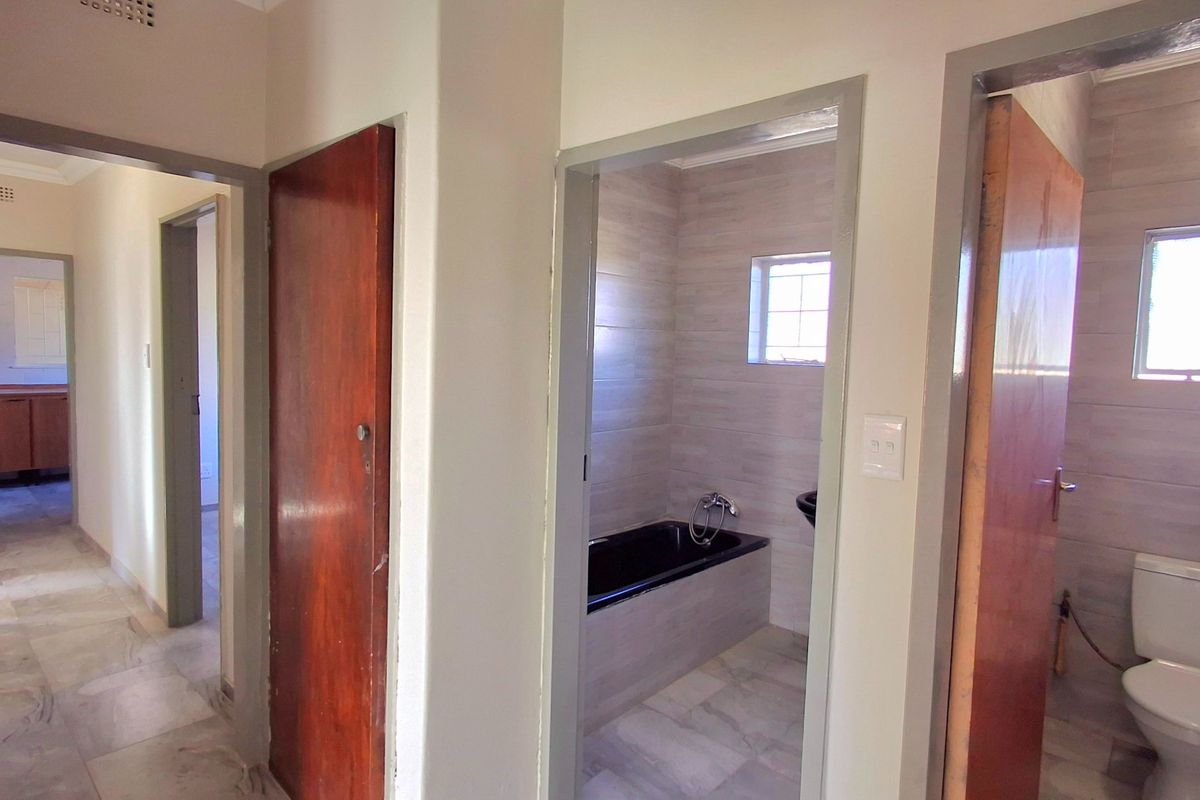Newly Renovated 3-Bedroom Home – Walk to Schools & Town - Photo 4