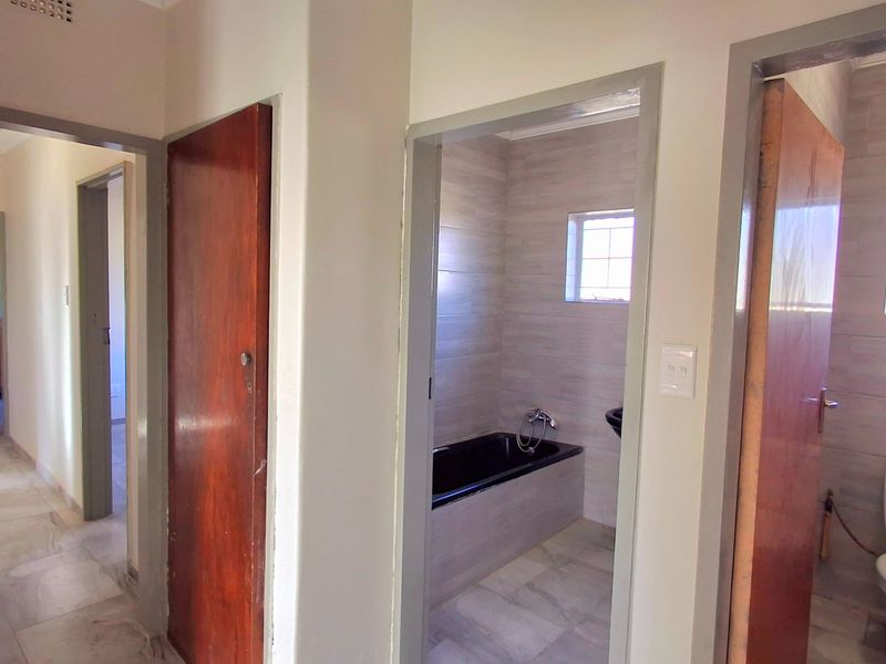 Newly Renovated 3-Bedroom Home – Walk to Schools & Town - Photo 4