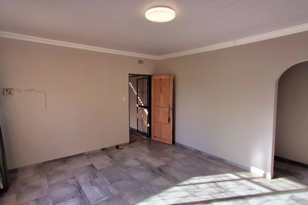 Newly Renovated 3-Bedroom Home – Walk to Schools & Town - Photo 5