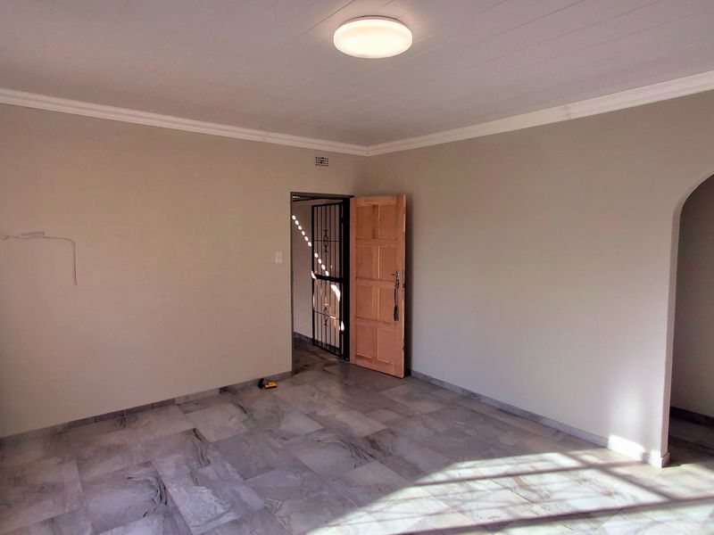 Newly Renovated 3-Bedroom Home – Walk to Schools & Town - Photo 5