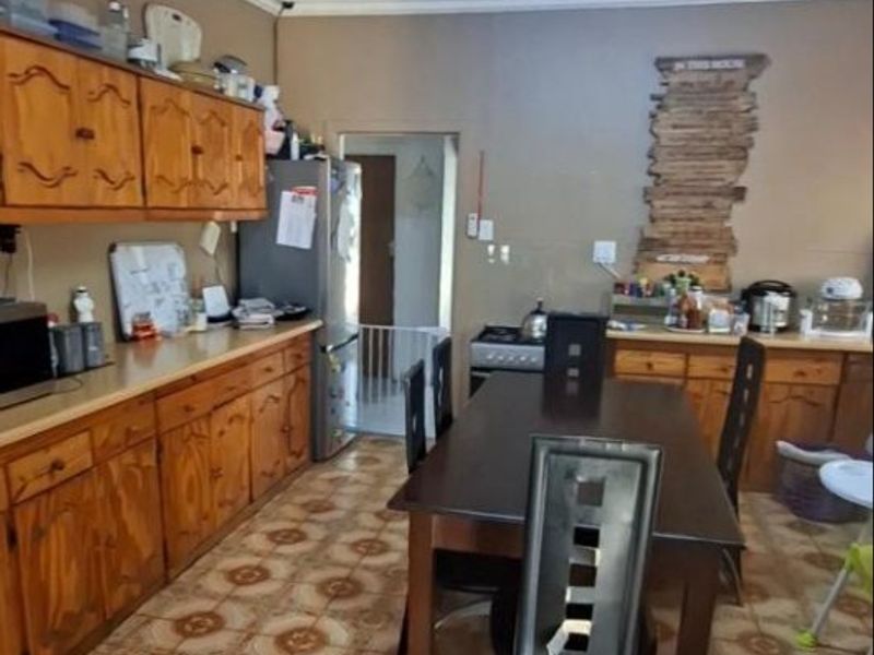 Lovely Home with Granny Flat and Double Garage! - Photo 10