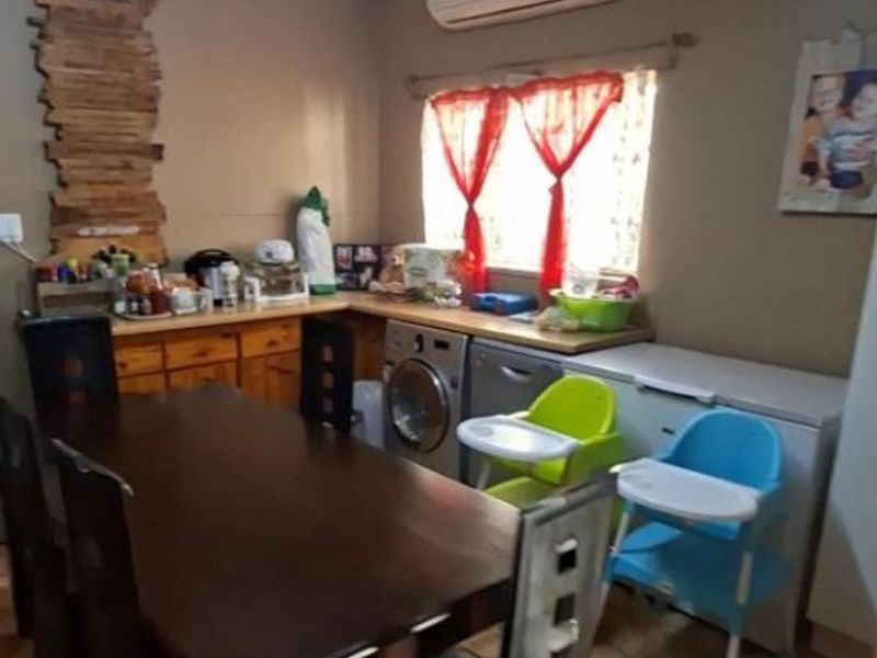 Lovely Home with Granny Flat and Double Garage! - Photo 9