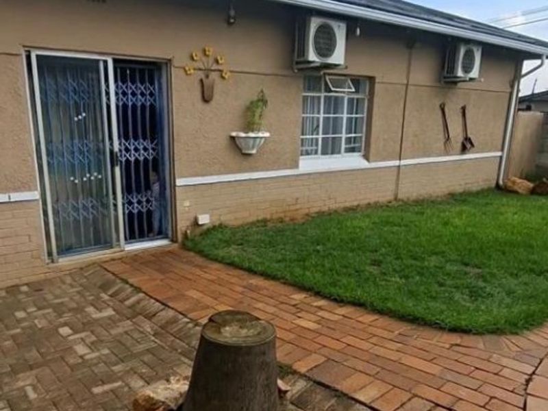 Lovely Home with Granny Flat and Double Garage! - Photo 1