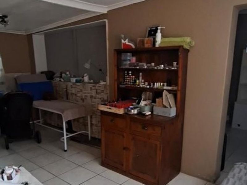 Lovely Home with Granny Flat and Double Garage! - Photo 7