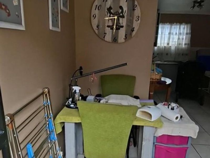 Lovely Home with Granny Flat and Double Garage! - Photo 6