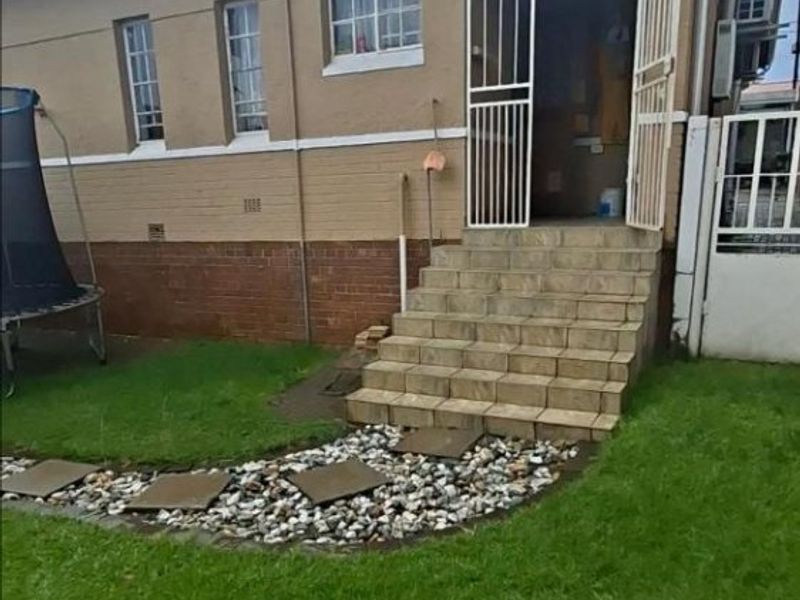 Lovely Home with Granny Flat and Double Garage! - Photo 2