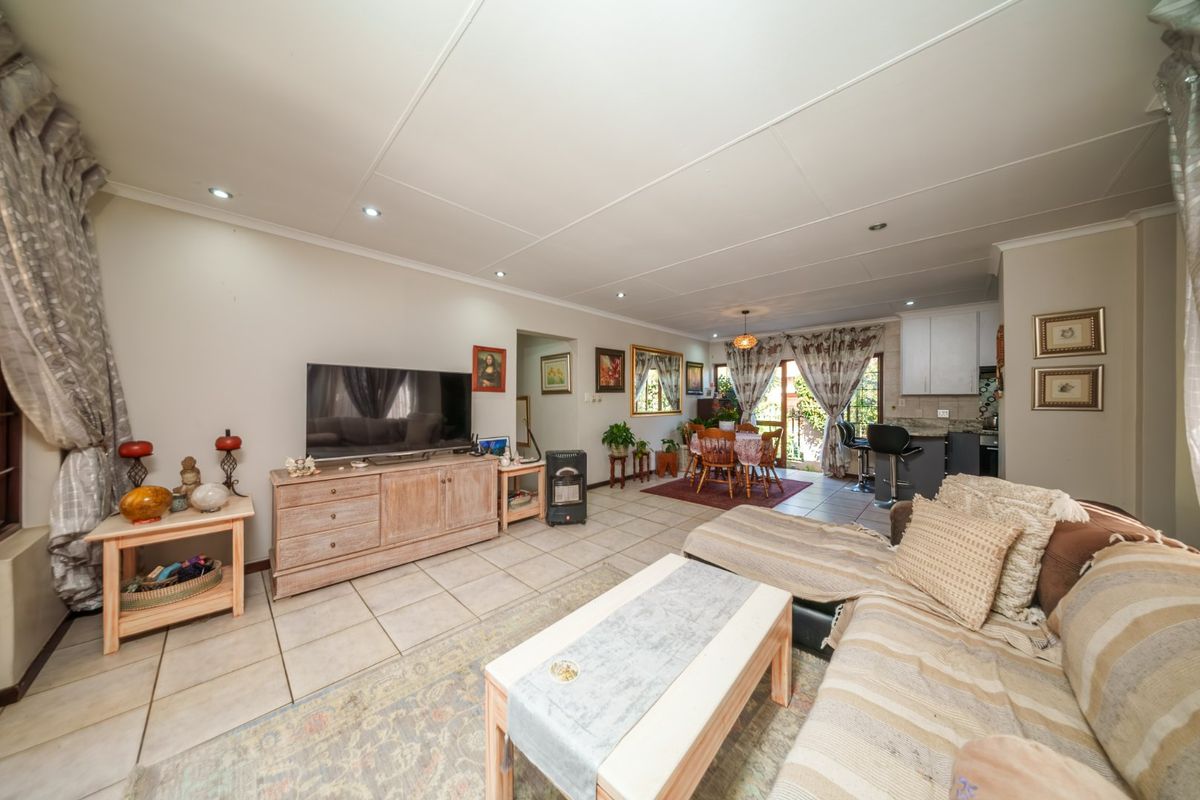 Beautiful Family Home with Pool Available To Rent in Thornhill Estate! - Photo 5