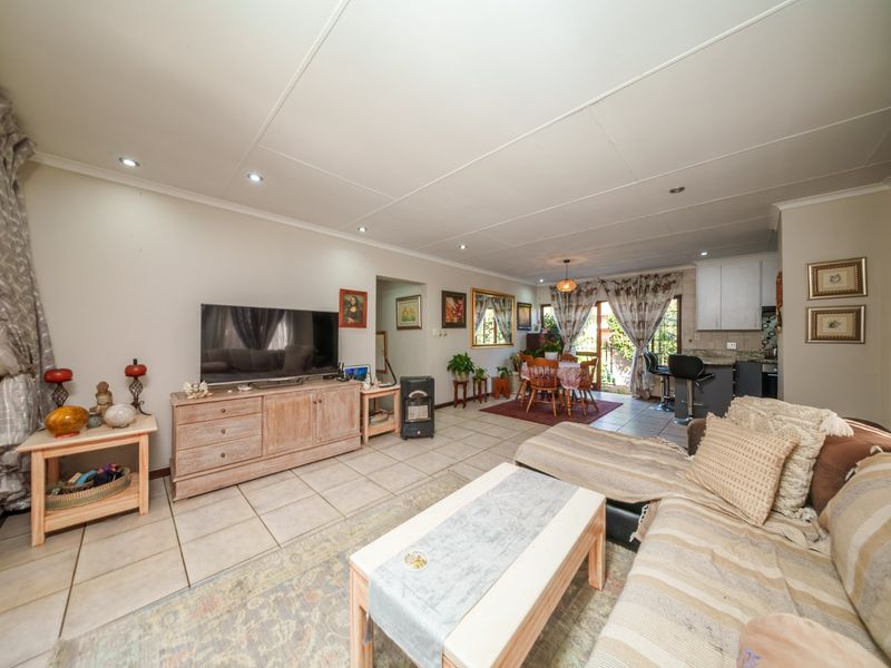 Beautiful Family Home with Pool Available To Rent in Thornhill Estate! - Photo 5