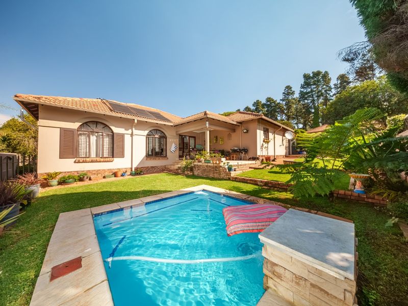 Beautiful Family Home with Pool Available To Rent in Thornhill Estate! - Photo 1