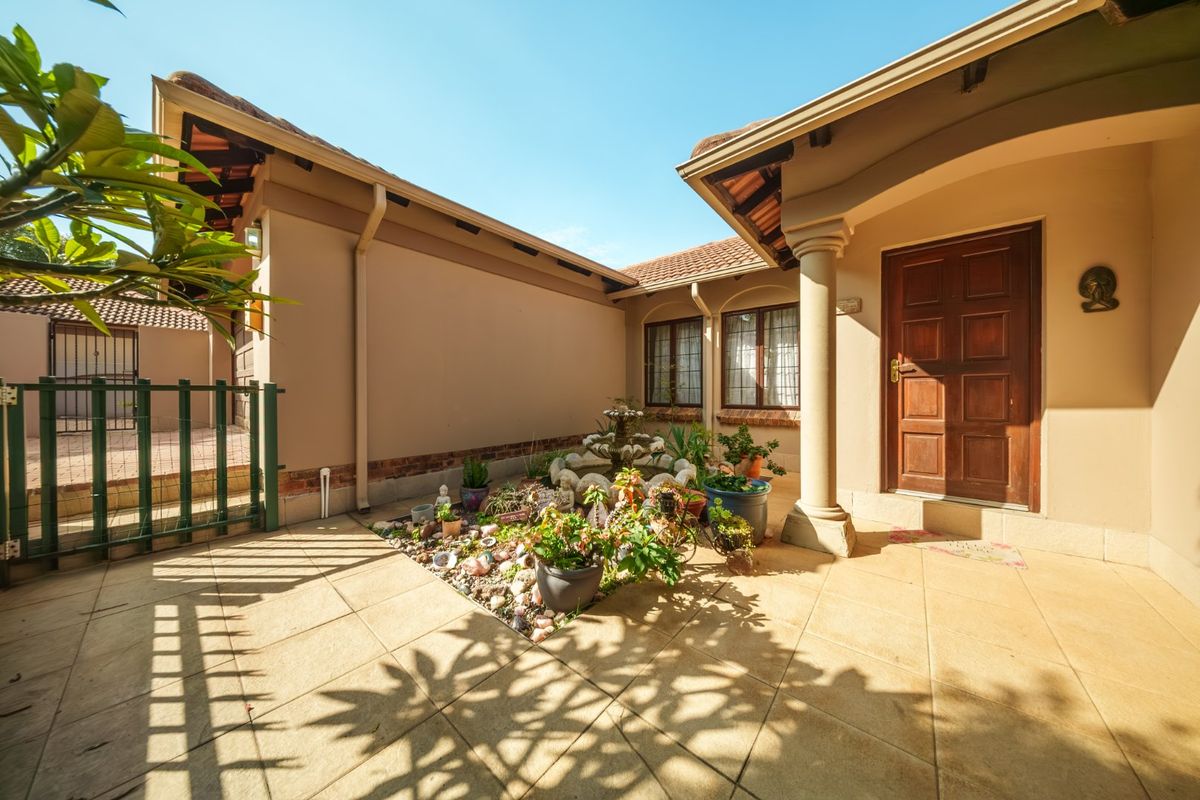 Beautiful Family Home with Pool Available To Rent in Thornhill Estate! - Photo 3