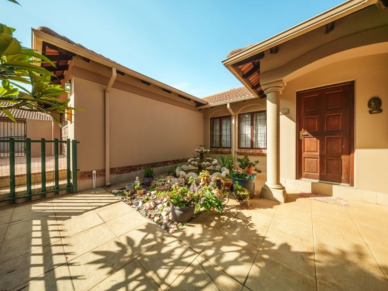 Beautiful Family Home with Pool Available To Rent in Thornhill Estate! - Photo 3
