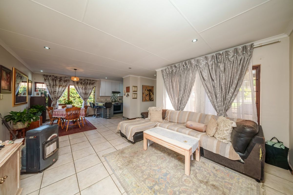 Beautiful Family Home with Pool Available To Rent in Thornhill Estate! - Photo 4
