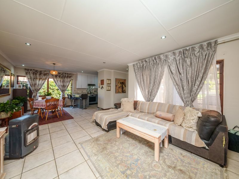 Beautiful Family Home with Pool Available To Rent in Thornhill Estate! - Photo 4