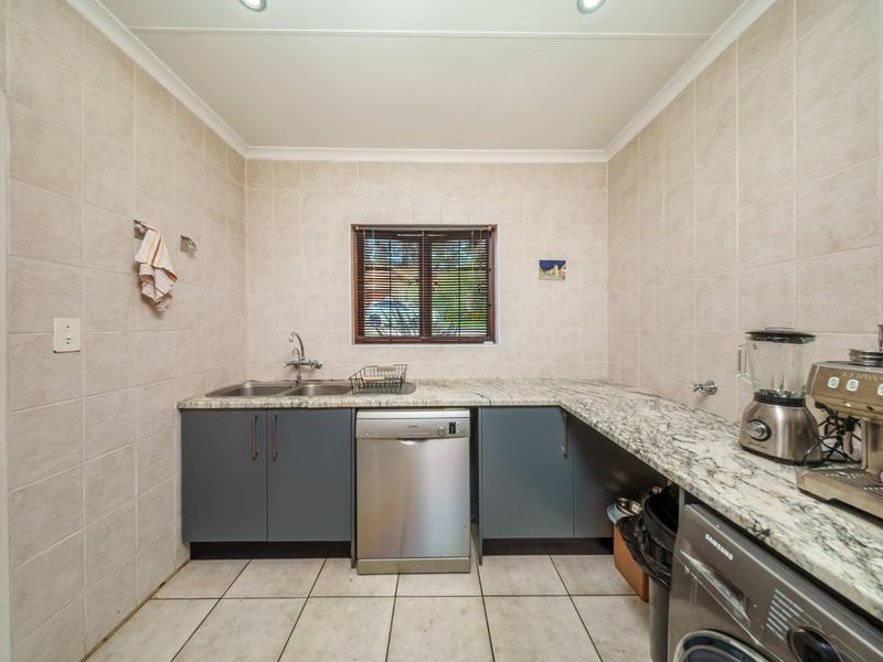 Beautiful Family Home Available To Rent in Thornhill Estate! - Photo 10