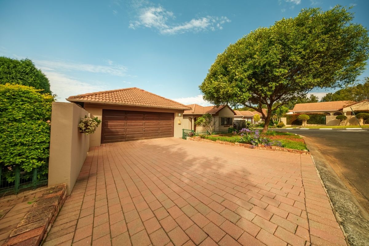 Beautiful Family Home with Pool Available To Rent in Thornhill Estate! - Photo 2