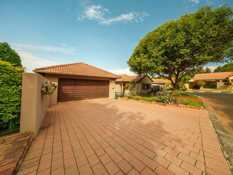 Beautiful Family Home with Pool Available To Rent in Thornhill Estate! - Photo 2