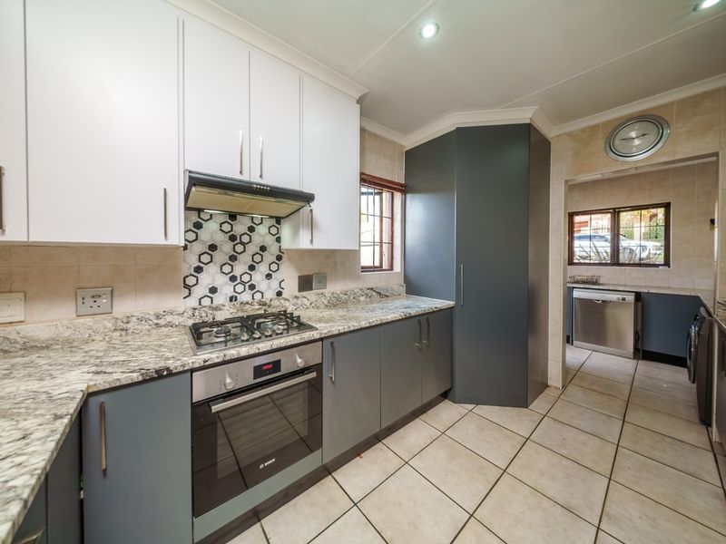 Beautiful Family Home with Pool Available To Rent in Thornhill Estate! - Photo 10