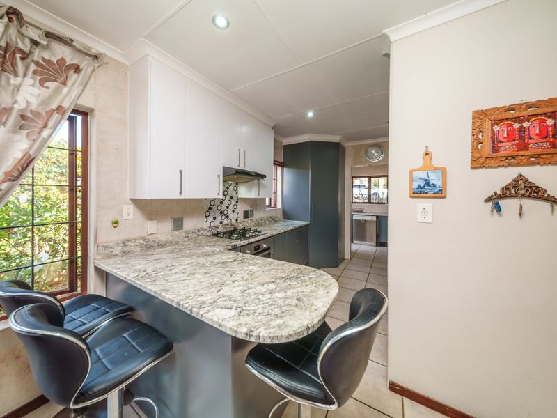 Beautiful Family Home with Pool Available To Rent in Thornhill Estate! - Photo 9
