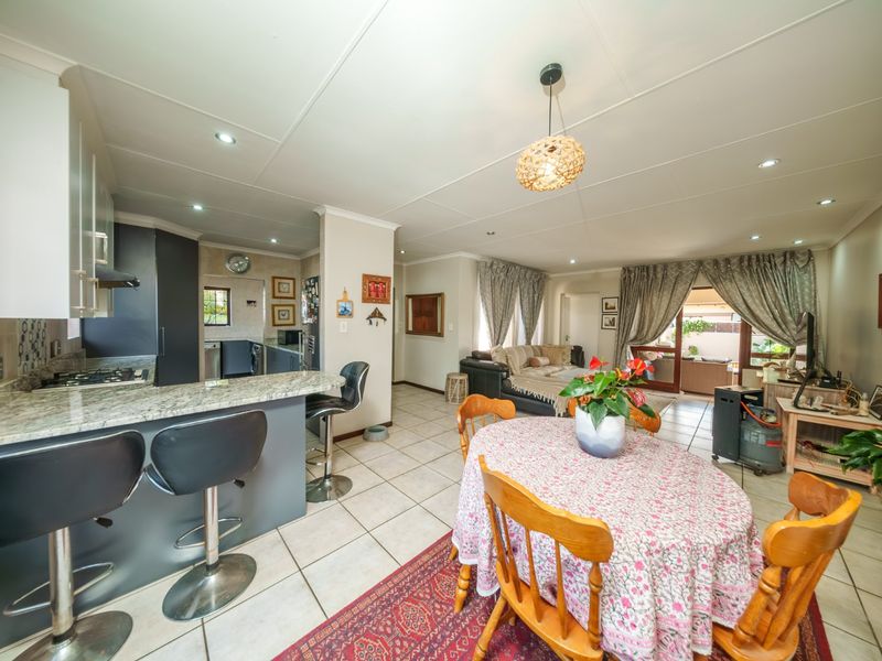Beautiful Family Home with Pool Available To Rent in Thornhill Estate! - Photo 8