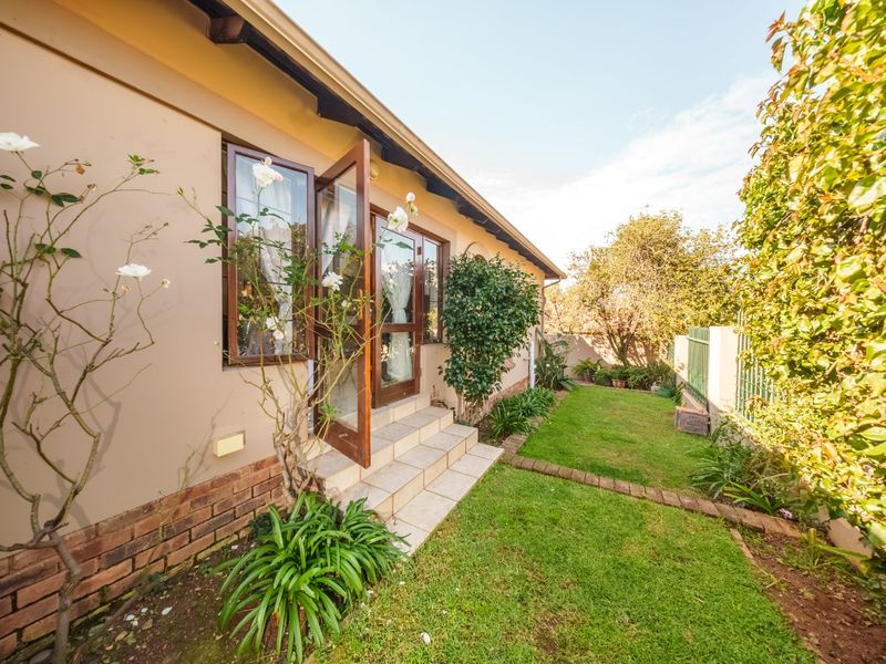 Beautiful Family Home with Pool Available To Rent in Thornhill Estate! - Photo 7