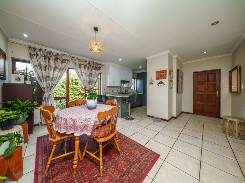Beautiful Family Home with Pool Available To Rent in Thornhill Estate! - Photo 6