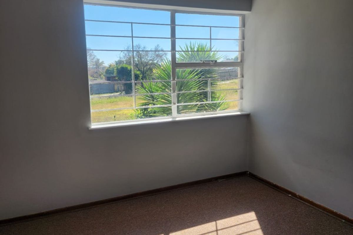 Secure Complex Living – 2-Bedroom Home with Garden. - Photo 4