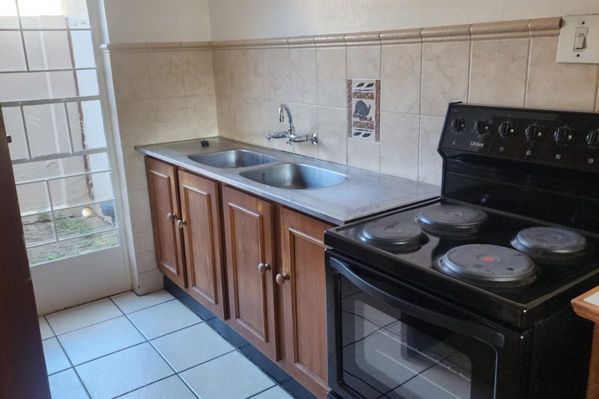 Secure Complex Living – 2-Bedroom Home with Garden. - Photo 5