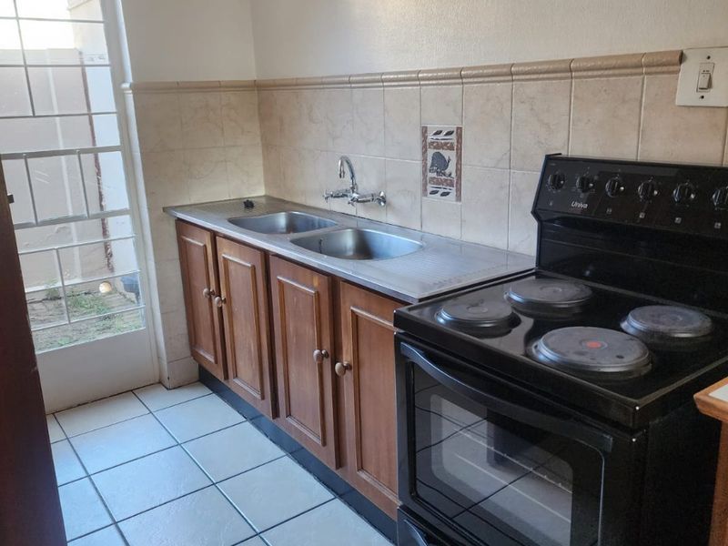 Secure Complex Living – 2-Bedroom Home with Garden. - Photo 5