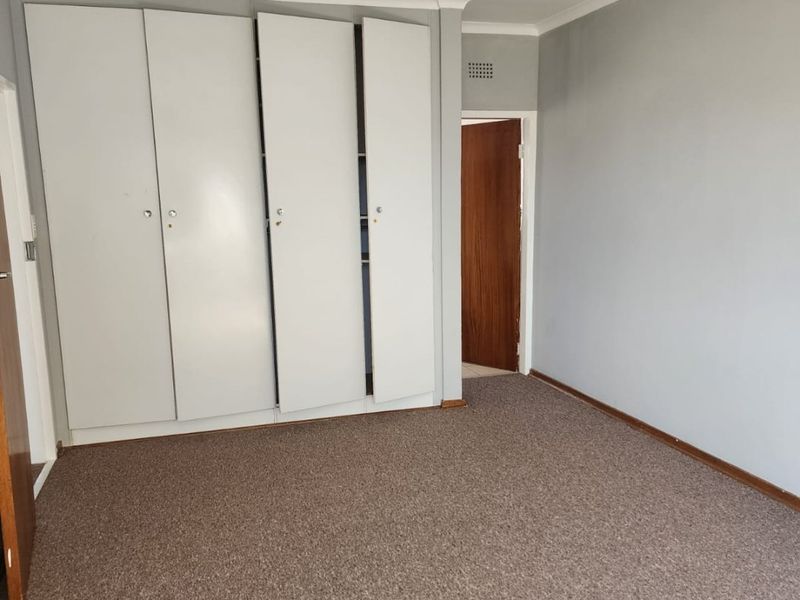 Secure Complex Living – 2-Bedroom Home with Garden. - Photo 10