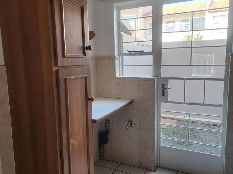 Secure Complex Living – 2-Bedroom Home with Garden. - Photo 9