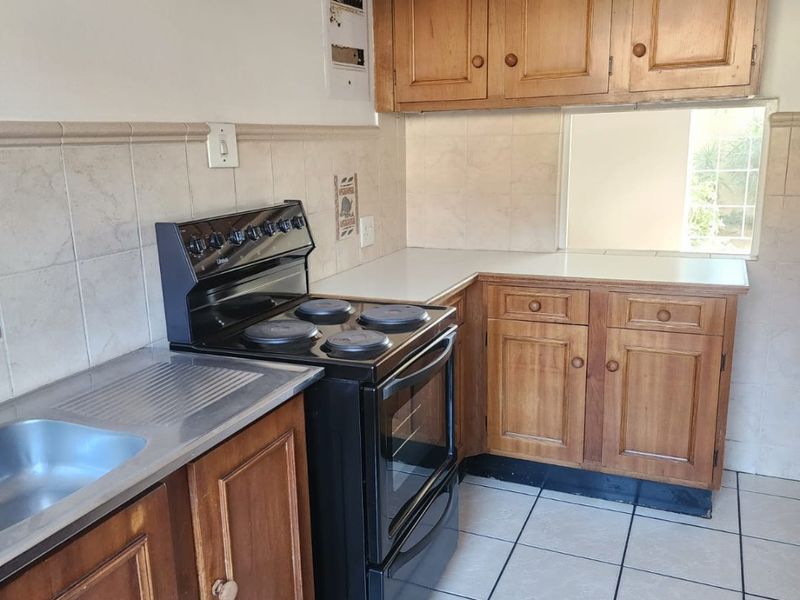 Secure Complex Living – 2-Bedroom Home with Garden. - Photo 8