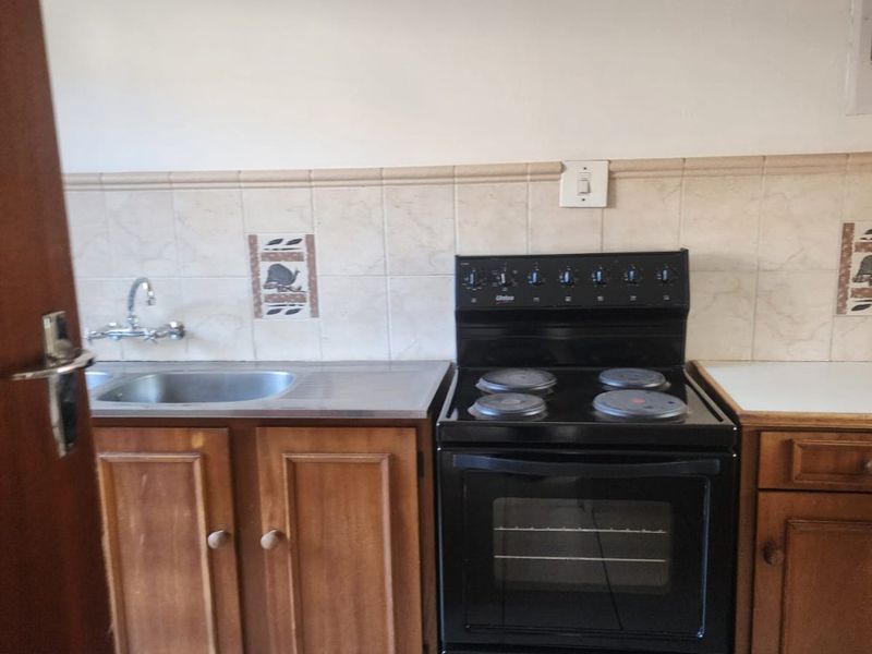 Secure Complex Living – 2-Bedroom Home with Garden. - Photo 6