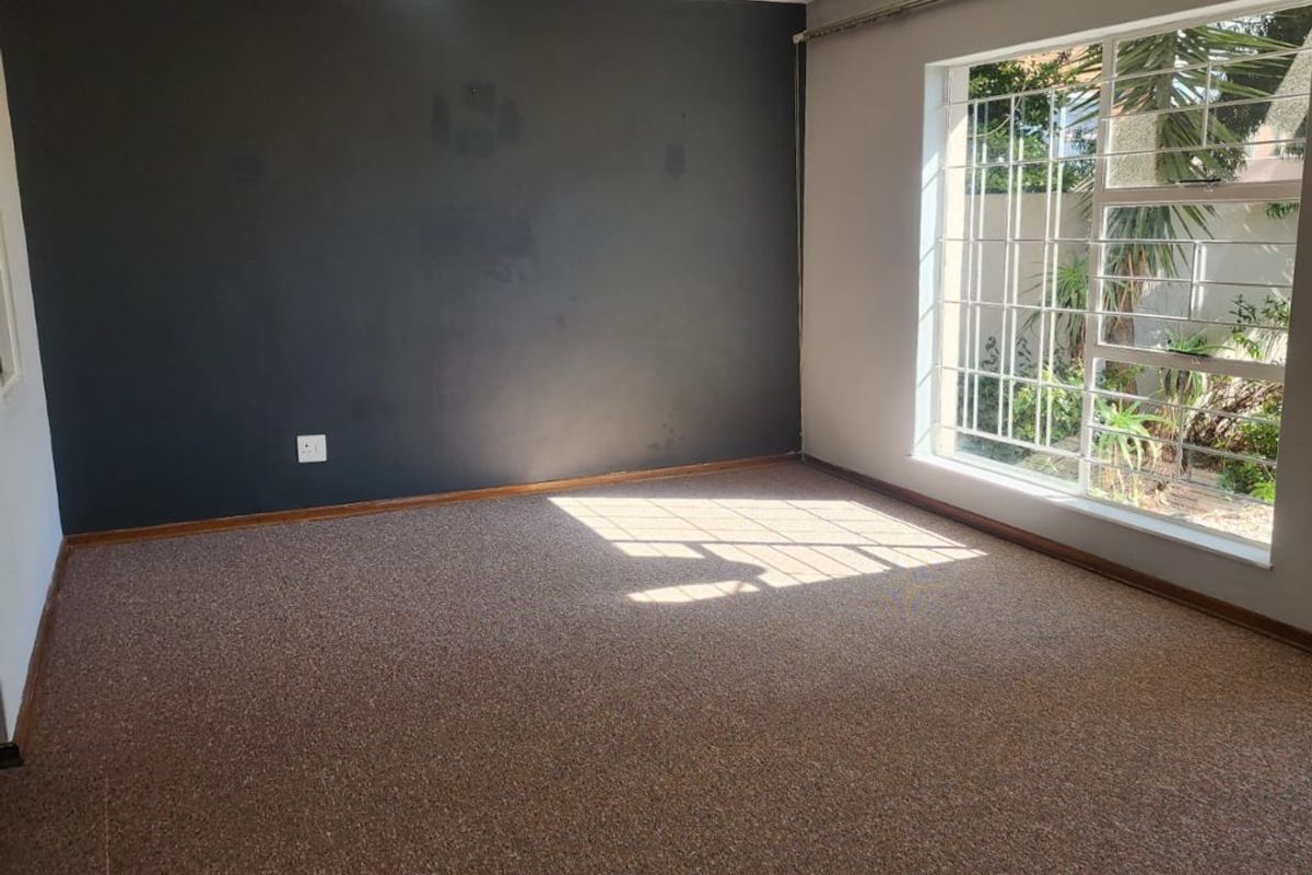 Secure Complex Living – 2-Bedroom Home with Garden. - Photo 2