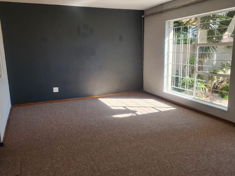Secure Complex Living – 2-Bedroom Home with Garden. - Photo 2