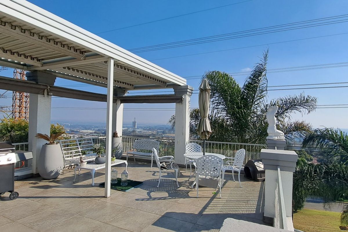 Stunning and Spacious Family Home in a Secure Boomed-Off Area - Photo 2