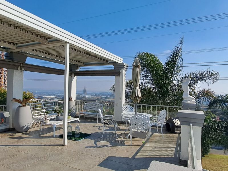 Stunning and Spacious Family Home in a Secure Boomed-Off Area - Photo 2
