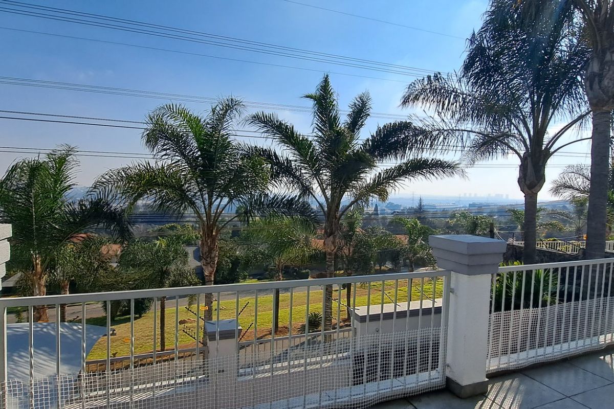 Stunning and Spacious Family Home in a Secure Boomed-Off Area - Photo 4